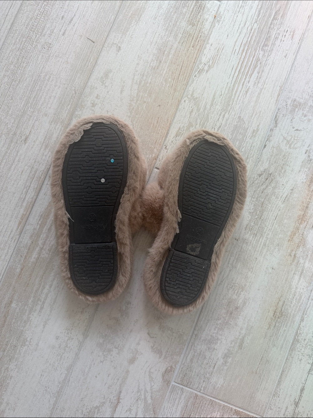 Used slippers - Picture 2 of 2